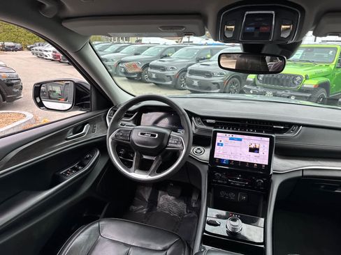 Used 2023 Jeep Grand Cherokee L Limited w/ Black Appearance Package image 34