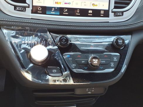 New 2026 Chrysler Pacifica Select image 18