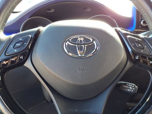 Used 2022 Toyota C-HR XLE image 19