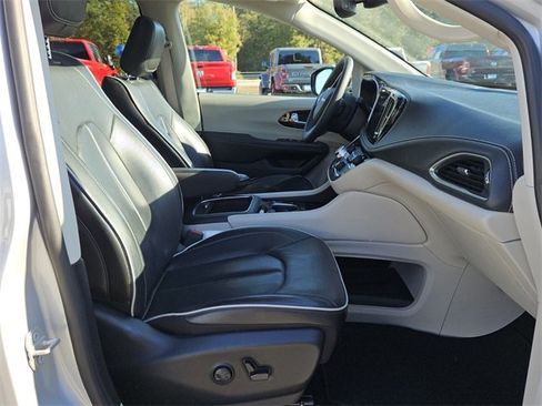 Used 2024 Chrysler Pacifica Limited image 15