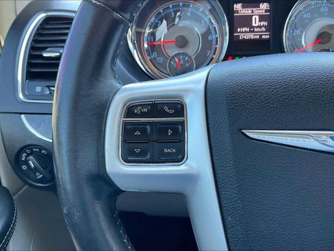Used 2014 Chrysler Town & Country Touring image 22