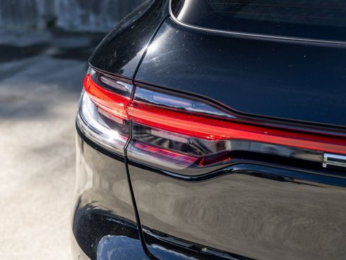 Certified 2025 Porsche Macan image 18