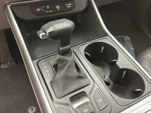 Used 2025 Kia Carnival FWD image 17