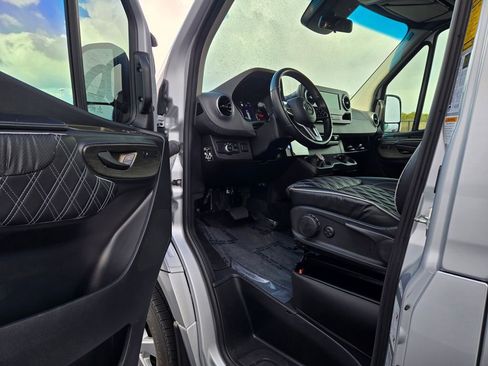 Used 2022 Mercedes-Benz Sprinter 2500 image 34