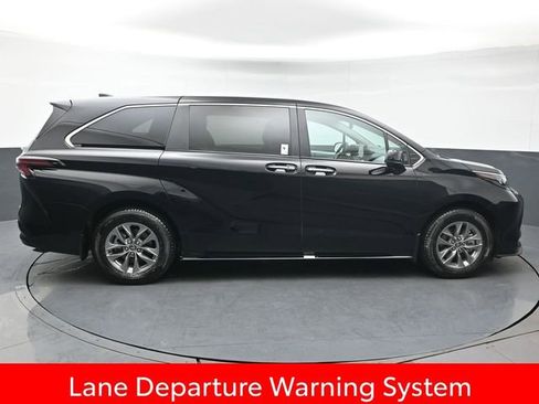 Used 2025 Toyota Sienna XLE image 8