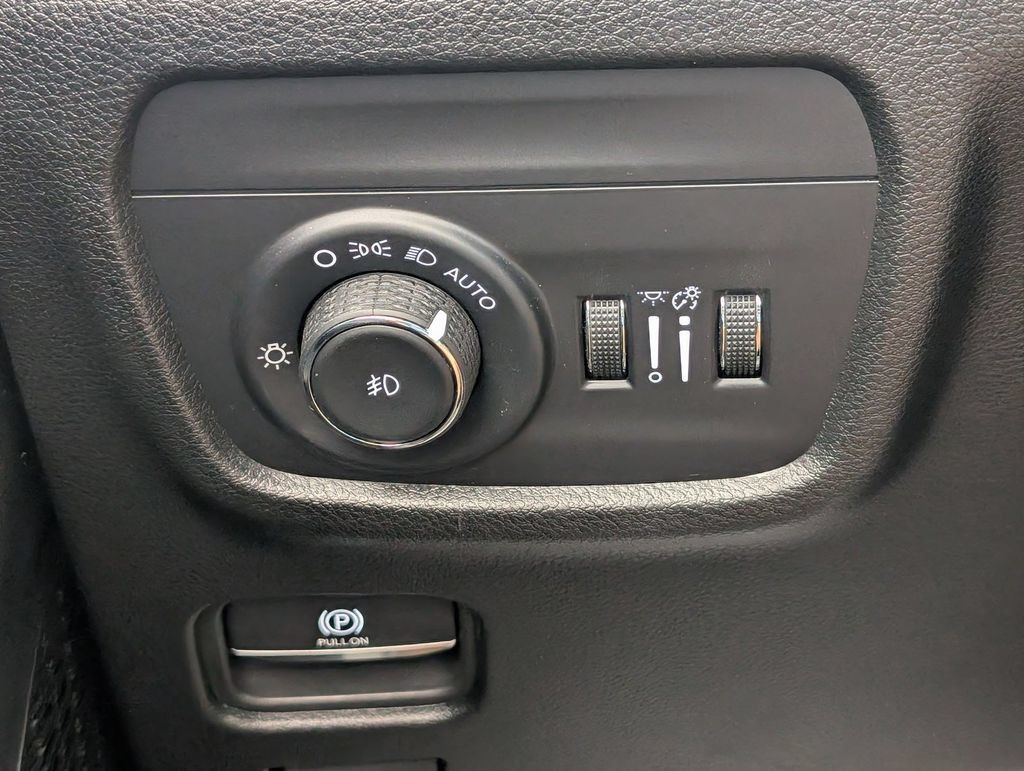 Used 2025 Jeep Grand Cherokee Limited AWD/4WD image 13