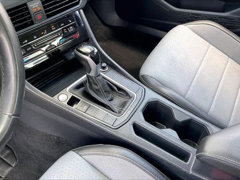 Used 2025 Volkswagen Jetta SE FWD image 16