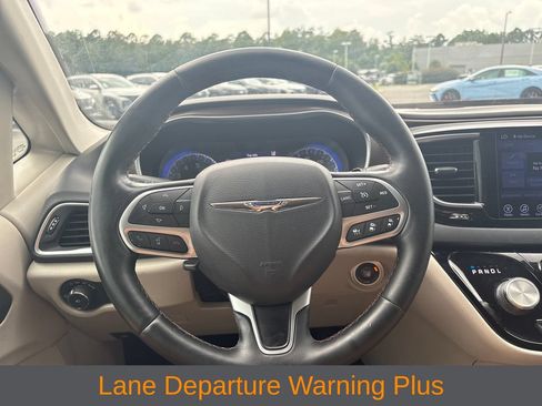 Used 2017 Chrysler Pacifica Touring-L Plus w/ Advanced Safetytec Group FWD image 14
