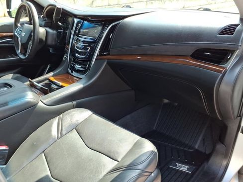 Used 2019 Cadillac Escalade Luxury RWD image 4