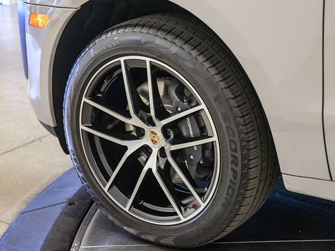 Used 2024 Porsche Macan AWD/4WD image 10
