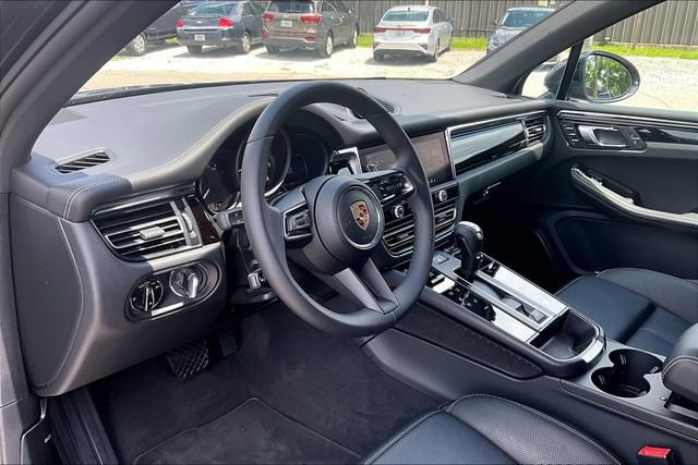 Used 2025 Porsche Macan AWD/4WD image 13