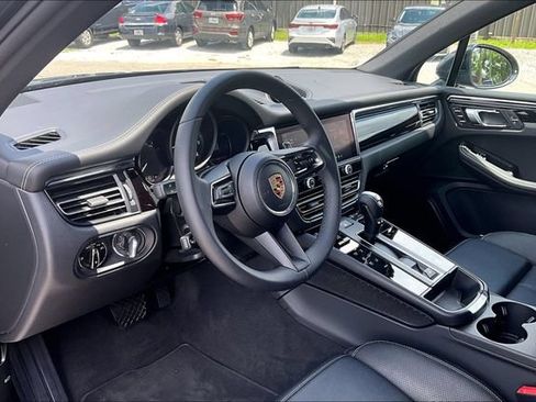 Used 2025 Porsche Macan AWD/4WD image 13