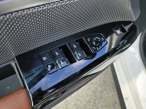 Used 2024 BMW i7 xDrive60 image 23