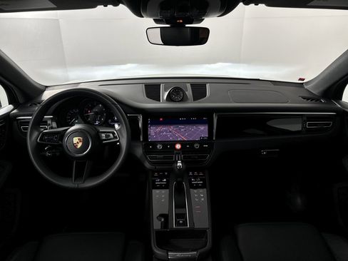 Certified 2025 Porsche Macan image 16