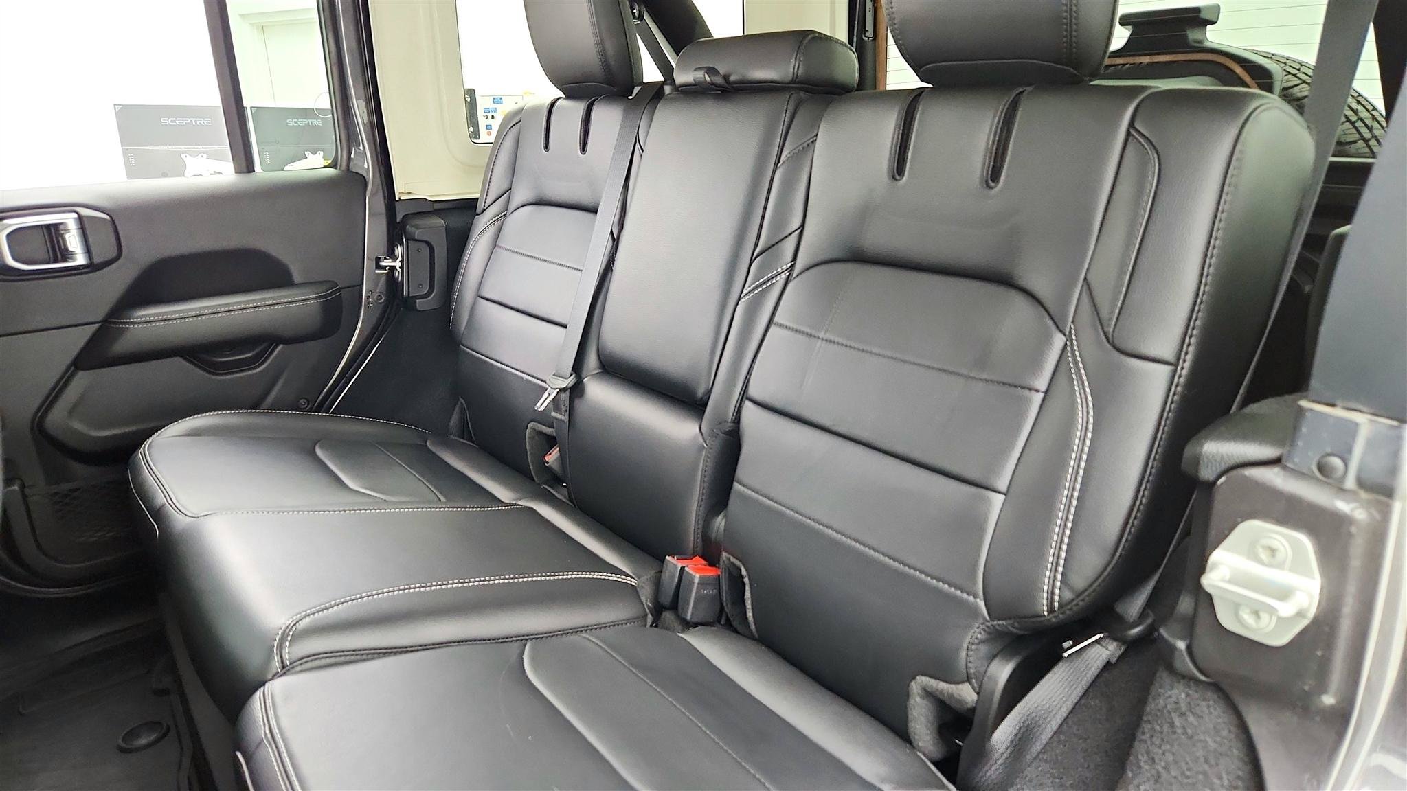 Used 2023 Jeep Wrangler Unlimited Sahara AWD/4WD image 32