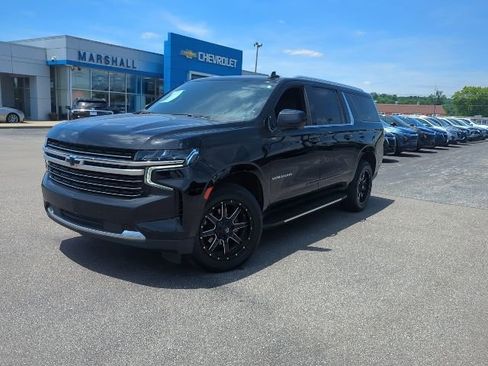 Used 2022 Chevrolet Suburban LT AWD/4WD image 3