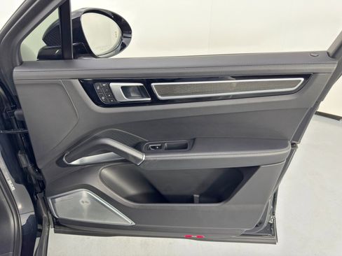 Used 2022 Porsche Cayenne Turbo S image 48