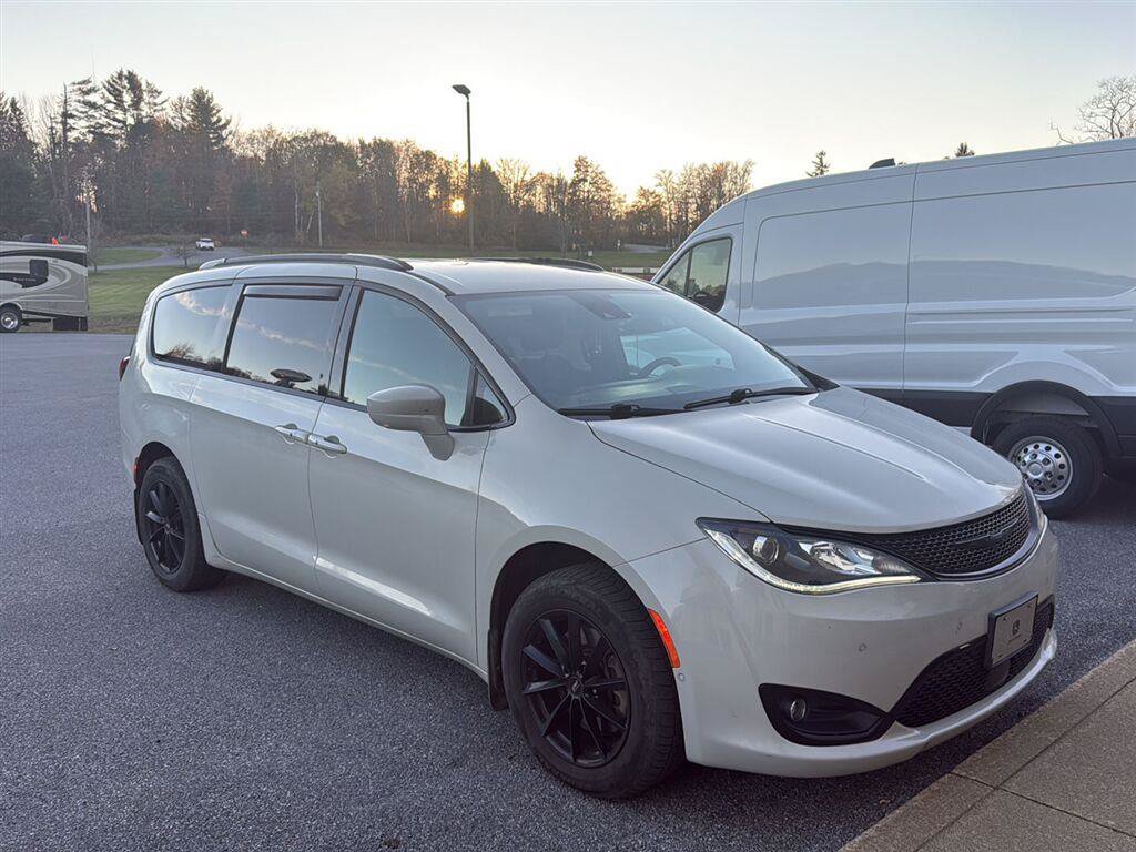 Used 2020 Chrysler Pacifica Touring-L AWD/4WD image 3