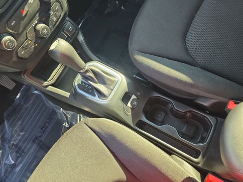 Used 2018 Jeep Renegade Altitude w/ Cold Weather Group FWD image 24