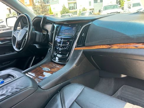 Used 2015 Cadillac Escalade Luxury AWD/4WD image 33