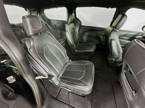 Certified 2025 Chrysler Pacifica Limited image 37