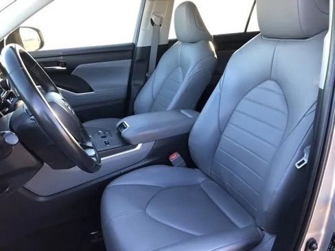 Used 2023 Toyota Highlander XLE image 12