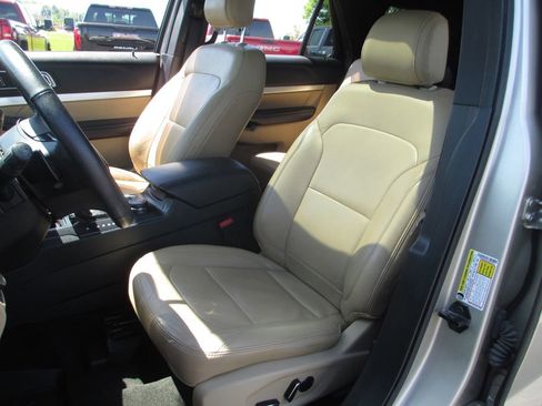 Used 2017 Ford Explorer XLT w/ Equipment Group 202A AWD/4WD image 20