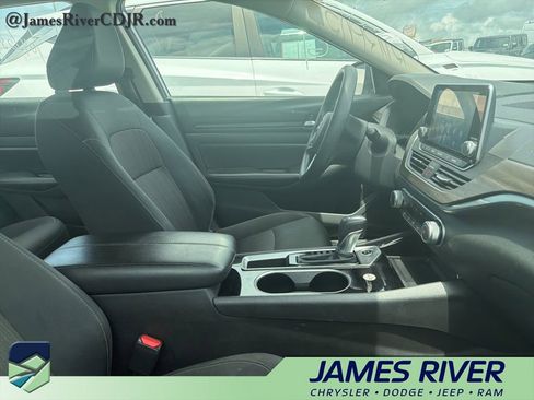 Used 2024 Nissan Altima 2.5 SV FWD image 2