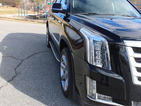 Used 2020 Cadillac Escalade Premium Luxury image 45