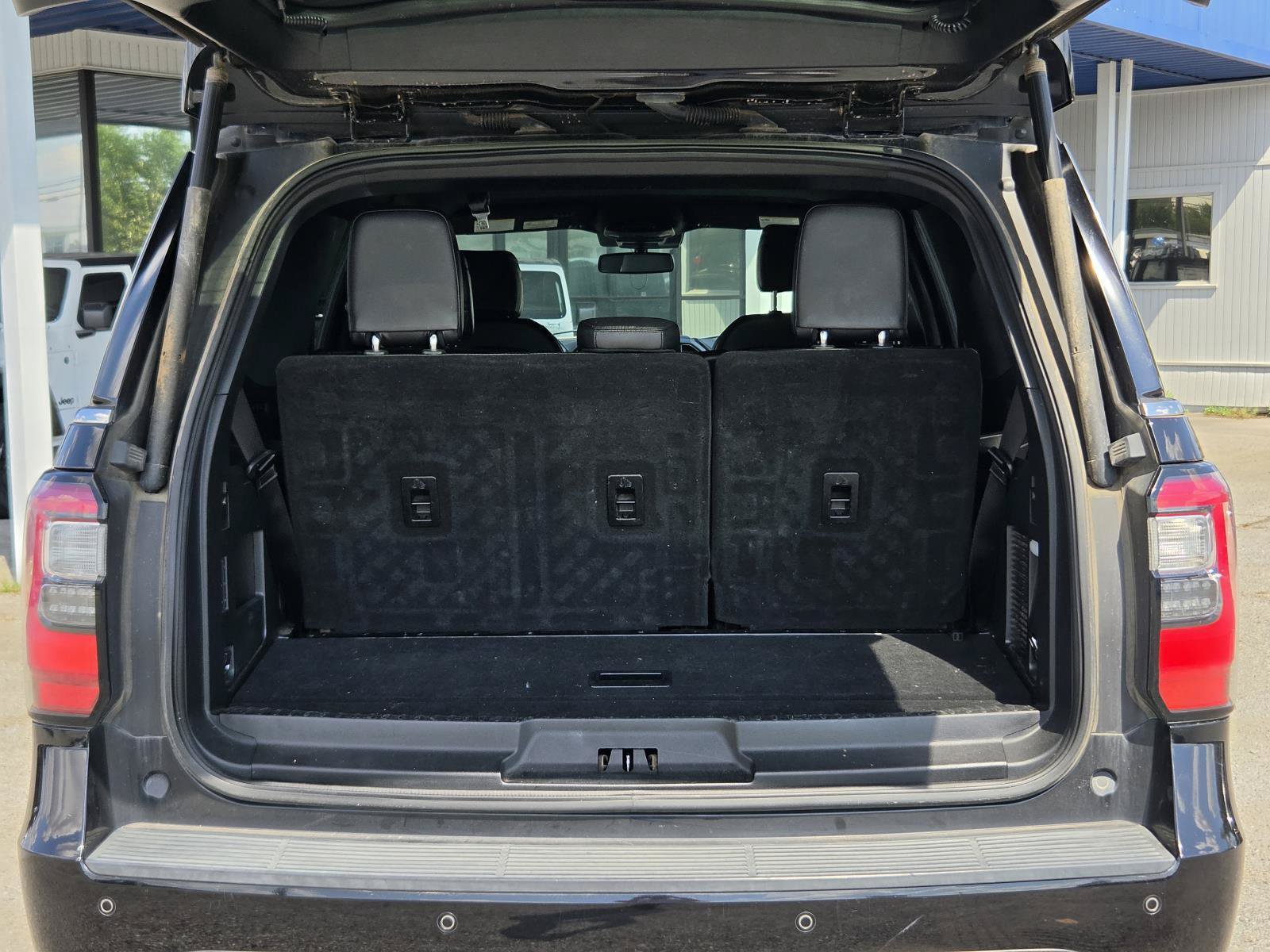 Used 2020 Ford Expedition Limited RWD image 10