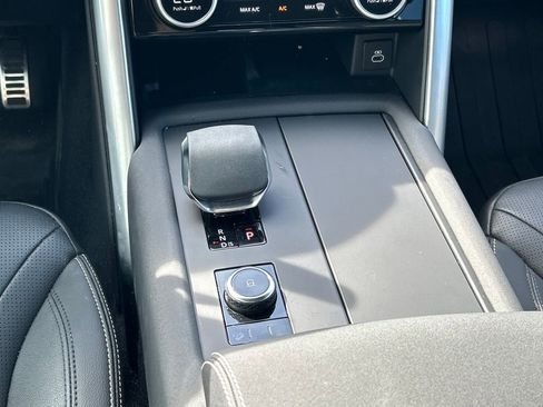 Used 2025 Land Rover Discovery Dynamic SE image 22