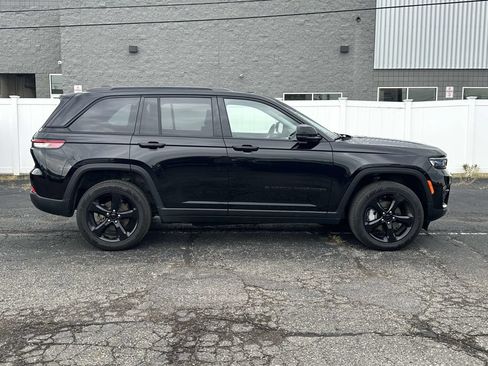 Used 2023 Jeep Grand Cherokee Limited w/ Black Appearance Package AWD/4WD image 2