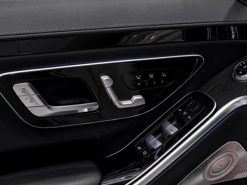 Used 2022 Mercedes-Benz S 500 4MATIC w/ AMG Line Package image 36