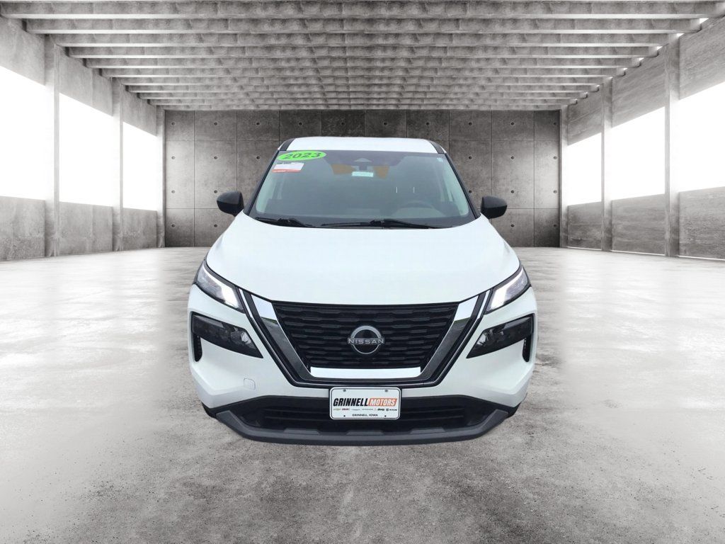 Used 2023 Nissan Rogue S AWD/4WD image 2