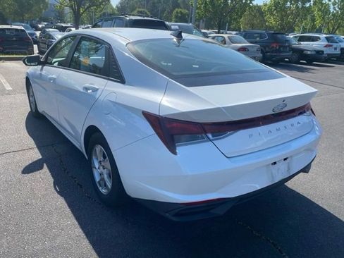 Used 2021 Hyundai Elantra SE FWD image 3