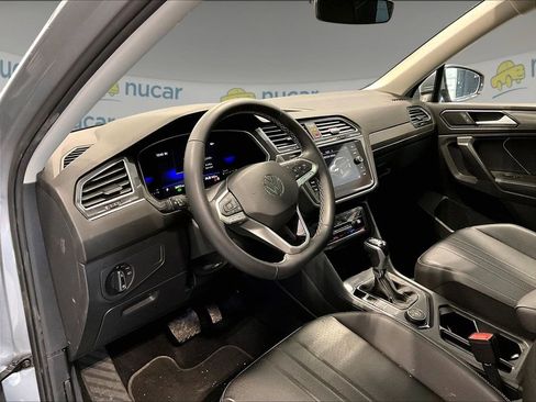 Used 2023 Volkswagen Tiguan SE w/ Panoramic Sunroof Package image 12