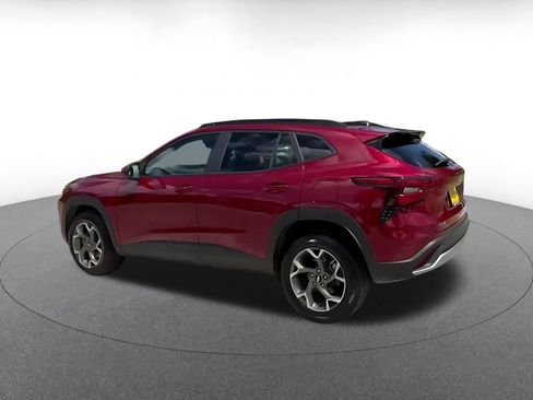 Used 2025 Chevrolet Trax LT w/ LT Convenience Package FWD image 8
