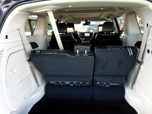 Used 2018 Chrysler Pacifica Limited w/ Tire & Wheel Group image 15