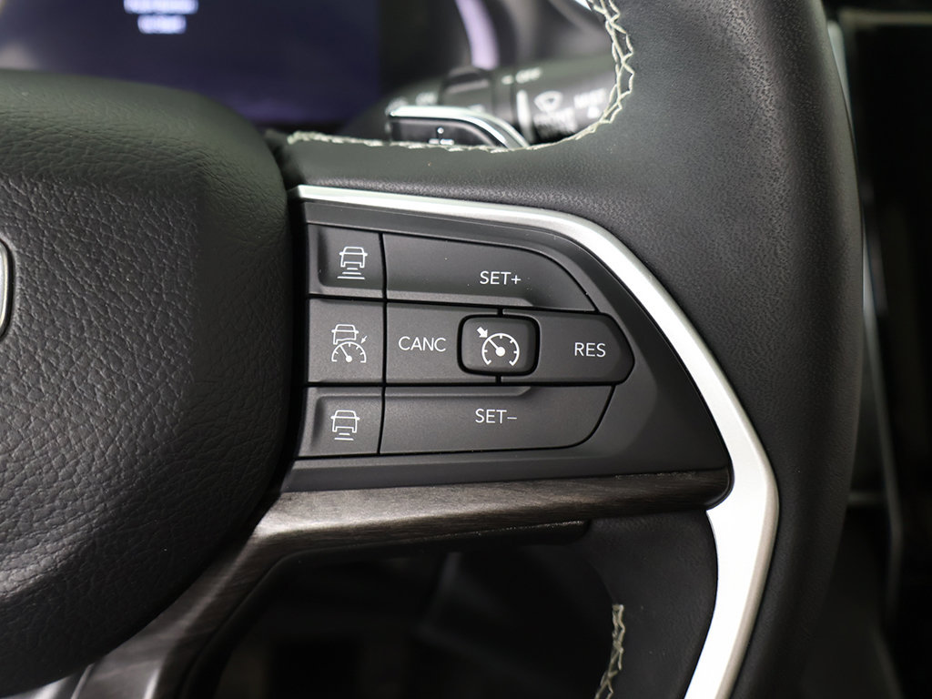 Used 2023 Jeep Grand Cherokee Limited w/ Luxury Tech Group II AWD/4WD image 48