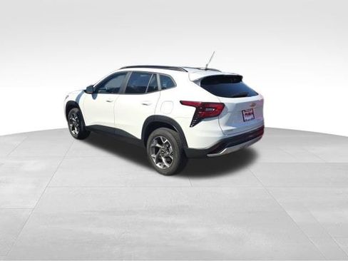 Used 2025 Chevrolet Trax LT FWD image 3