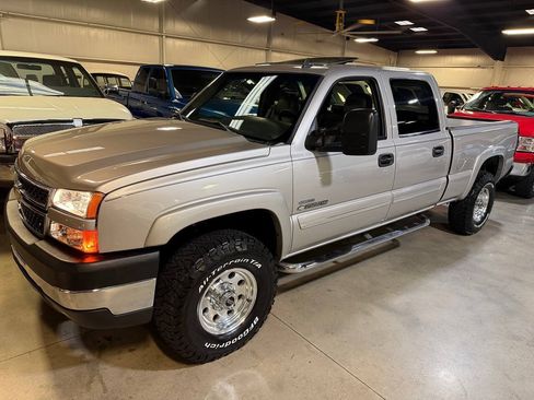 Used 2006 Chevrolet Silverado 2500 LT w/ Heavy-Duty Power Package AWD/4WD image 10