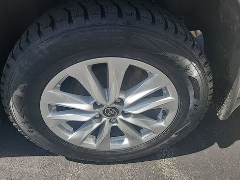 Used 2022 Toyota Corolla Cross LE image 11