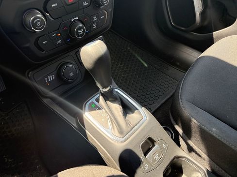 Used 2023 Jeep Renegade Latitude AWD/4WD image 21