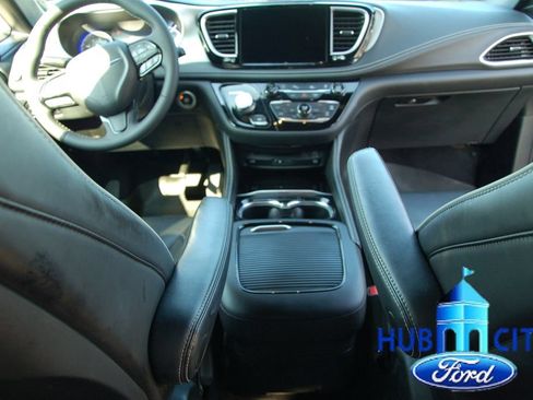 Used 2023 Chrysler Pacifica Limited w/ Uconnect Theater Family Group AWD/4WD image 19