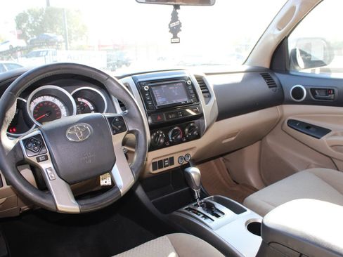Used 2014 Toyota Tacoma PreRunner w/ SR5 Package RWD image 17