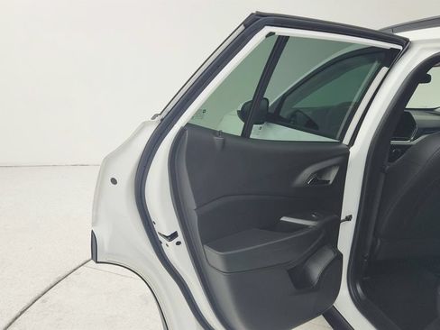 Certified 2025 Chevrolet Trax LT FWD image 21
