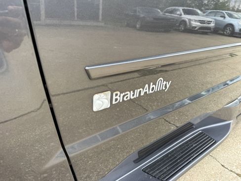 Used 2016 Dodge Grand Caravan SXT FWD image 10