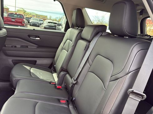 Used 2025 Nissan Pathfinder SL AWD/4WD image 25