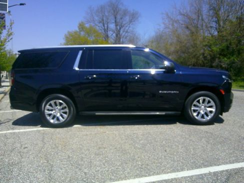 Used 2021 Chevrolet Suburban Premier w/ Premium Package AWD/4WD image 17