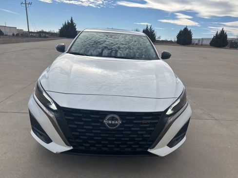 Used 2023 Nissan Altima 2.5 SR w/ SR Premium Package image 2